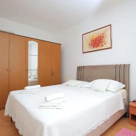 With Parking Space - 27140 Daire Trogir