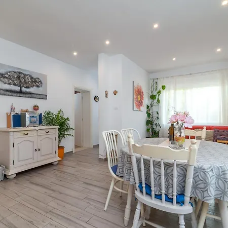 With Parking Space - 27140 Trogir